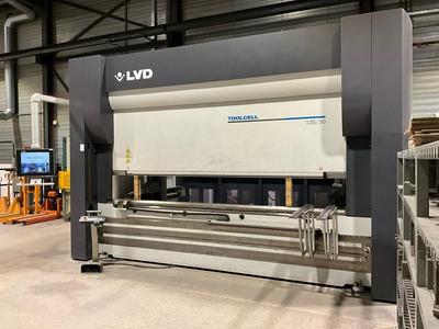Översiktsbild av 2015 LVD TC 135/30 CNC press brake
